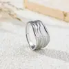 Anillo de textura natural al por mayor de fábrica Anillo de acero de titanio con viento ins de metal europeo y americano no se decolora regalo para mujer pila