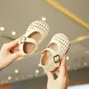 Zapatos Pequeños de Cuero para Niñas, Zapatos Tejidos de Punta Redonda, Sandalias de Verano Huecas Transpirables, Zapatos Planos Infantiles 2025, Hebillas, Versátiles y Modernos