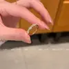 Anillo Estilo Coreano Flor Micro-incrustación Circonita Perla para Mujer Diseño de Nicho Sensación de Alta Gama Exquisito Moderno Versátil Accesorio para el Dedo Anular