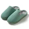 Nuevas pantuflas de algodón de pana para invierno, engrosadas para parejas, antideslizantes, cálidas para interiores y exteriores, venta al por mayor desde el fabricante