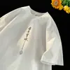Camiseta de Manga Curta com Estampa de Caligrafia para Homens, Marca Tendência de Verão, Novo Estilo Chinês, Corte Solto, Algodão Puro, Gola Pequena
