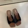 Mules de tacón alto de nicho de diseñador 2026 Elegancia francesa de nicho chanclas de cuña de terciopelo plisado de punta abierta
