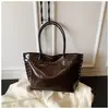 Bolso de Axila de Gamuza de Gran Capacidad Retro Diseño de Nicho de Gama Alta Hebilla Metálica Bolso de Hombro Tote Portátil para Mujer