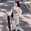 Nueva colección de otoño para niños de tamaño mediano y grande: un conjunto elegante y casual que presenta un sencillo chaleco con temática de oso, una blusa de cuello de muñeca y pantalones de pierna ancha