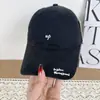 Boné de beisebol simples estilo coreano bordado com aba macia para homens e mulheres, faz o rosto parecer menor, estilo versátil de casal, boné com aba de pato lavado, chapéu de proteção solar