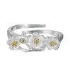 Anel Aberto Flor de Ameixa Criativo Banhado a Prata para Mulheres, Design Floral Vintage Bicolor, Joia Elegante e Fresca de Anel Flor de Cerejeira Atacado