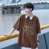 Camiseta manga curta com letras felpudas da moda
