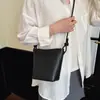 Bolso tejido de verano súper elegante para mujer, nuevo estilo coreano 2026, bolso cruzado de alta gama vintage de nicho para teléfono