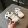 Sapatos de bebê de couro 2026 novo modelo de outono, tênis esportivos para meninos e meninas, sola macia antiderrapante, sapatos para bebês aprenderem a andar, sapatos para crianças pequenas
