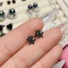 Brincos de luxo estilo escuro com diamantes incrustados em camélia, banhados a ouro preto, brincos de pedras preciosas com laço da moda, tudo combinando