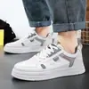 Nuevas zapatillas casuales para hombre 2025, zapatillas blancas versátiles con suelas gruesas, zapatos de moda estilo Hong Kong, zapatos para estudiantes