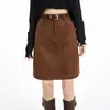 Falda midi retro de estilo francés en color marrón para mujer, nueva colección otoño/invierno 2026, de cintura alta, adelgazante y anti-exposición, falda corta ajustada al cuerpo A13576