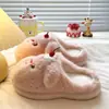 Chinelos de inverno Song Xiaoke, chinelos fofos de pelúcia para o pós-parto, chinelos quentes e antiderrapantes para casa com solas grossas, novo estilo feminino 2026