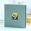 Álbum de fotos de família com capa de linho e janela, autoadesivo e laminado, para colagem de fotos. Disponível em estoque.