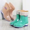 Botas de lluvia modernas, impermeables, forradas de polar, antideslizantes, cálidas, de caña corta, universales para mujer, adecuadas para uso en exteriores, duraderas para todas las estaciones y el trabajo