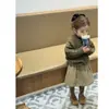 Conjunto para Meninas 2026 Outono e Inverno Novo Estilo Roupa de Outono e Inverno para Bebê Suéter de Tricô Estiloso e Saia Acolchoada para Crianças