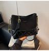 Bolso Femenino Súper Caliente Todo Combinación Bolsa Cubo de Tela Negro Dorado Bolso de Hombro Único con Cadena Bolso de Alta Gama