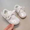 Zapatillas de entrenamiento alemanas de moda para niñas 2026 nuevas zapatillas casuales de encaje de princesa para bebé, zapatillas deportivas antideslizantes de suela suave