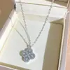 Collar de Acero de Titanio con Trébol de Cuatro Hojas Clásico Más Vendido para Mujer, Diseño de Nicho, Lujo Ligero, Cadena para Clavícula con Circonita de Diamante Completo