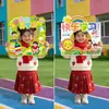 Montaje de Escena para Evento de Ceremonia de Apertura del Nuevo Año Escolar: Niños de Preescolar Sosteniendo Marcos de Fotos, Accesorios para Fotos y Decoraciones