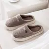 Qida Shun Nuevo Precio Especial Zapatillas de Algodón para el Hogar Invierno Antideslizantes Suela Gruesa Zapatos para Hombre y Mujer Zapatillas Cálidas de Algodón para el Hogar Venta al por Mayor