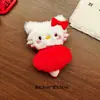 Muñeco de Dibujos Animados Original para Año Nuevo Accesorios Decoración Festiva DIY Broche Ropa Accesorios para la Cabeza Sobre Rojo Muñeco Lindo