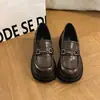 Mocassins da Moda com Fivela de Metal e Sola Grossa para Mulheres 2026 Estilo Britânico Retrô Salto Bloco Slip-Ons Versáteis para o Dia a Dia Sapatos Pequenos de Couro