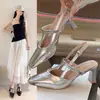 Sandalias plateadas elegantes de tacón alto para mujer 2026, con tira trasera, diseño de punta abierta y tacón grueso, adecuadas para el trabajo de verano.