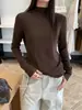 Camisa base feminina de outono precoce, estilo coreano, moderna, com bordado tridimensional, simples, confortável, macia, gola semi-alta.