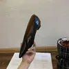 Novo Estilo Outono e Inverno 2025 Salto Grosso Bico Fino Boca em V Sapatos Retro de Vovó Femininos Confortáveis e Versáteis Sapatos de Salto Médio em Couro Patente Macio