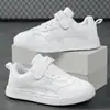 Zapatos Blancos para Niños 2026 Otoño Nuevo Estilo Superficie de Cuero Impermeables Zapatos Deportivos para Niños Medianos y Grandes Modernos Versátiles Suela Suave Zapatos para Correr
