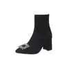 2025 Nova Bota de Meia com Salto Grosso de Inverno Plus Veludo Estilo Francês Camurça Preta Elástica Justa Salto Alto Botas Curtas para Mulheres