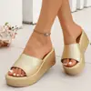 Sandalias de Plataforma Gruesa Impermeables con Punta de Pez para Mujer, Estilo Nuevo de Verano 2026 para Uso en Exteriores, Talla Grande, Sandalias con Tacón de Cuña Dorado