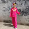 Danza Yangko, accesorios de danza de portar canastas de flores, llevar las canastas de flores a la casa de los padres, vara de carga roja, actuación folclórica, actuación festiva