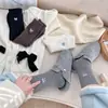Calcetines Blancos Puros de Estilo Japonés Elegantes hasta Media Pantorrilla con Bordado de Lazo Dulce, Calcetines Suaves y Cálidos de Cachemir para Otoño e Invierno