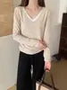 Camiseta de manga longa estilo coreano, com corte solto, visual de duas peças para mulheres, perfeita para o início da primavera, com decote em V, design versátil e um toque sofisticado e descontraído.