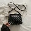 Outono de 2026 Nova Bolsa de Mão Versátil Simples de Alto Valor Bolsa Baguete Moda de Nicho Feminina Bolsa de Ombro Transversal de Bolinhas