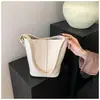 Bolsa cesta de legumes transfronteiriça feminina 2026 nova primavera moderna retrô bolsa balde simples de ombro único sob o braço