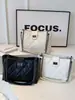 Bolsa de Ombro Acolchoada Grande Capacidade para Viagens Transfronteiriças para Mulheres, Nova Moda 2026 Simples Estilo Chanel Bolsa de Ombro Transversal