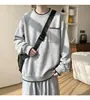 Moletom preto com gola redonda bordado para homens, novo top versátil de outono 2026, jaqueta pesada da moda estilo americano para adolescentes