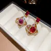 Brincos Florais Coração de Flor Vermelho-Rosa Deslumbrantes Cravejados de Diamantes, Brincos Estilo Coreano com um Toque de Luxo Leve e Sofisticação