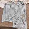 Pijama Hongda Sheng de Seda Hielo Acanalado con Copas para Mujer Manga Corta Pantalón Largo Nuevo Gato de Dibujos Animados Estilo Perezoso Hogar