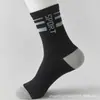 Calcetines Zhuji para Hombre de Algodón Peinado Deportivos para Correr Absorbentes del Sudor y Resistentes al Olor Calcetines Largos de Primavera y Otoño con Letras de Media Pantorrilla Calcetines de Baloncesto