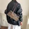 Bolso pequeño de gamuza tachonado de moda para mujer, nuevo bolso baguette estilo vintage 'hot girl' 2026, bolso popular de hombro y axila para otoño e invierno