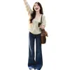 Usa un atuendo completo de otoño e invierno que irradie una vibra madura y elegante, que consista en un cárdigan, un top de punto tipo camisola y jeans