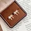 Brincos de Pérola com Laço de Zircônia e Renda Doce para Mulheres 2026 Novo Estilo Brincos Super Bonitos Toque de Luxo Leve Brincos de Tarraxa