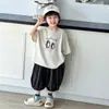 Conjunto de Verão com Manga Curta para Meninos Roupa Esportiva de Verão Infantil Tendência Novo Estilo 2026 Conjunto de Duas Peças de Verão para Meninos Moda