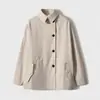 Elegante trench coat com toque de luxo, gola com pedrarias, acinturado, casaco curto feminino na cor cáqui, nova moda feminina para o outono de 2026