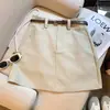 Foto real de la falda corta ajustada de línea A versátil de moda casual para mujer color café de cintura alta estilo coreano otoño 2026