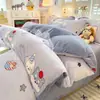 Nuevo conjunto de cuatro piezas de dibujos animados de terciopelo de leche engrosado para otoño e invierno, estilo ins fresco y lindo, conjunto de tres piezas de terciopelo de alta densidad para dormitorio